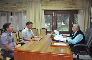 The Governor of Arunachal Pradesh Shri P.B. Acharya with the President of Apatani Youth Association (AYA), Ziro, Shri Taku Chatung and Shri Taro Talo, member, AYA at Raj Bhavan, Itanagar on 26th August 2017